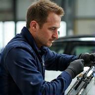 Technicien minutieux en pleine action