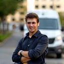 Jeune client ravi devant son utilitaire propre